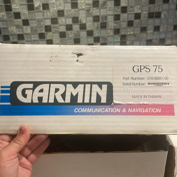 Garmin 75 Personal Navigation System - wires, car mount , manual, battery, case - Picture 5 of 5